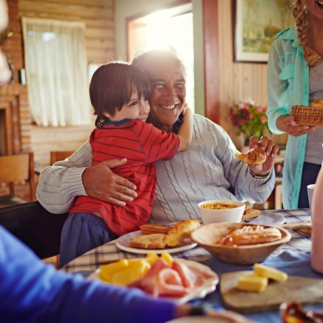 バイエルのインスタグラム：「#DYK that worldwide, over 60 million people are suffering from heart failure? Especially people over the age of 65 years are affected & as the world population ages, the number of patients is anticipated to increase. Main risk factors are chronic coronary artery disease, high blood pressure or a previous heart attack. Quality of life is tremendously decreased - simple activities such as walking or climbing stairs can become increasingly difficult. It’s important to keep track of signs & symptoms such as swollen feet and legs, dizziness, shortness of breath or chronic coughing. These symptoms are often wrongly associated with ageing &  not with a serious illness.  #❤ #hearthealth #awareness #hearthealthy #hearthealthawareness #hearthealthmonth #heartdisease #healthylifestyle」