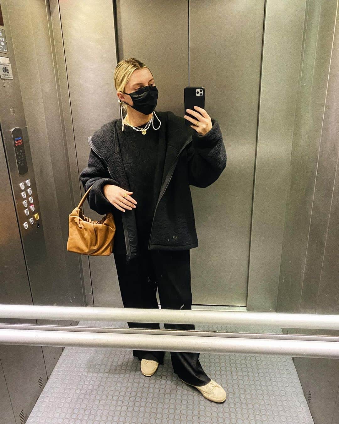 Estée Lalondeのインスタグラム：「Going to the dentist/grocery store just to feel something volume 9181719392. #ELwears」