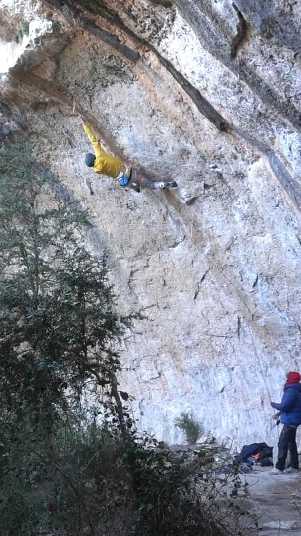 デイブ・グラハムのインスタグラム：「After a massive snowstorm sweeped through Spain leaving the entire country under a deep white blanket, it was unclear when and how we could return to our projects, or even the crags 🤯 In all my years climbing in Catalunya I’ve never seen such a sight 😳 There was around 50-70cm of snow, which is unheard of here, so we assumed it would be weeks until we could climb again, let alone reach the crag with our car 😱 With no experience of how things evolve here after such a massive winter storm, I resigned any aspirations I had for my projects in lieu of getting my hopes up 😣 After a few days removing snow, we managed an initial recon. All the routes I was trying were wet, especially in Margalef, but miraculously La Capella was dry, despite the waist deep snow on the approach, and ice looming around the anchor. As it all began to melt the following days, the wet streaks dodged the crux section, and it was dry enough to try, minus the last easy section. It had already been about three weeks since my last session on the route (the freezing temps and high winds just shut me down 🥶 and normally I can survive some pretty cold weather) The first day I just went to check the moves and see if it wasn’t too humid (with the snow melting there was a lot of water pouring down the walls), and low and behold, it felt better then ever 🙌🏻 Nursing a split I had to climb with tape, but during the second session (in this clip) I managed some links which gave me a lot of confidence. The first boulder that used to really fuck with me is feeling very consistent, and the second boulder finally feels “easy” 😅🤔 It’s crazy how we fear regression in projects when taking a forced break, but its always possible to do something to improve your climbing in the meanwhile if you keep the syke high, and stay active on other climbs 🤪 Game on, stoked to get back in the next days to make some proper tries from the start, and with the snow melting, and the entire countryside drying, conditions can only improve from what we’ve just experienced 🤣🤣🤣 @adidasterrex @fiveten_official @petzl_official @climb_up_officiel @frictionlabs @sendclimbing @tensionclimbing @climbskinspain」