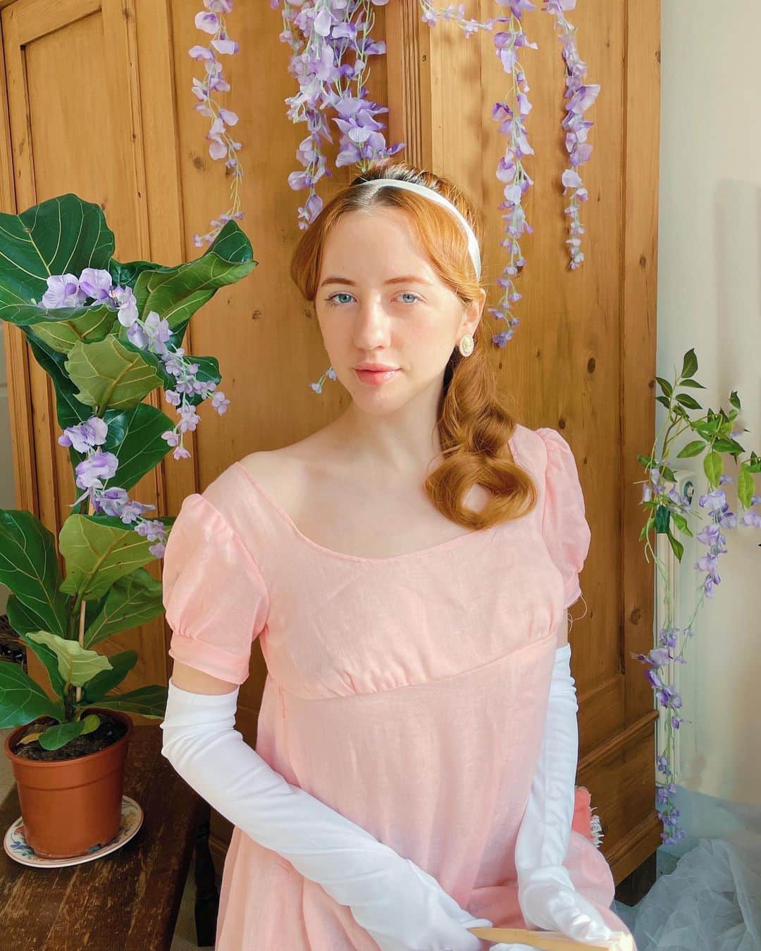 ベッキー・クルーエルのインスタグラム：「somebody said bridgerton season 2? 👀 I hand-sewed this regency muslin dress myself last week 🥰 ⁣ ⁣ #18thcentury #regency #shondaland #historicalfashion #historicalcostume #18thcenturyfashion #bridgerton #daphnebridgerton #bridgertonseries #bridgertonnetflix #phoebedynevor #bridgertonedit #regency #regencyera #regencydress #historicalsewing #19thcentury #18thcenturyfashion #18thcenturycostume #periodcostume #1790sfashion #prideandprejudice #bridgertonsonnetflix ⁣#bridgertons2 #bridgertonseason2 #bridgertonseries2」