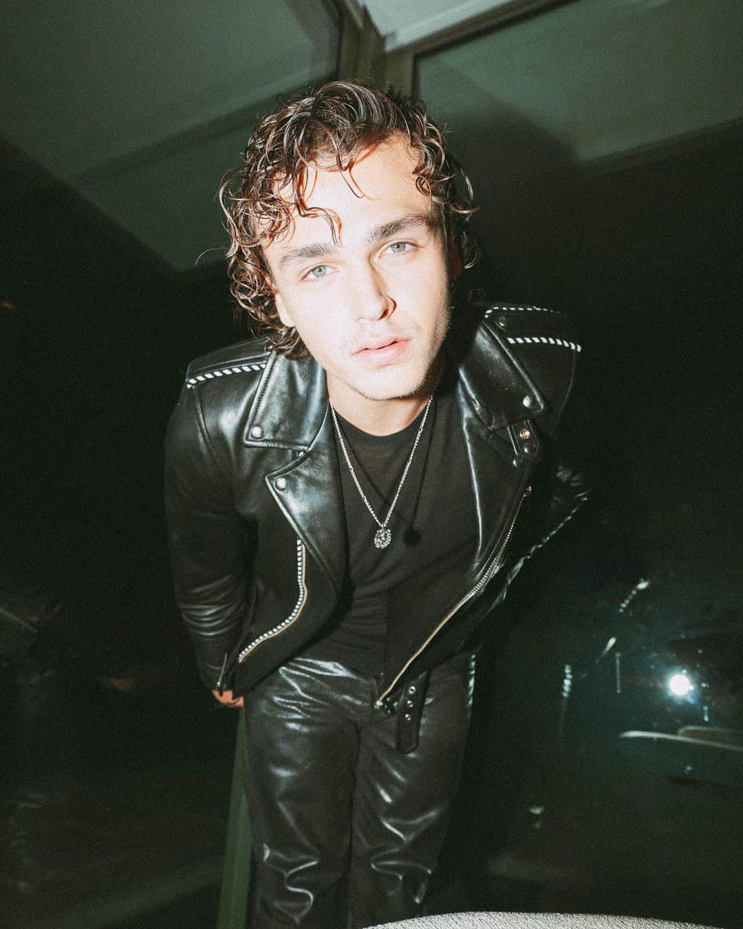 Jonahmaraisのインスタグラム：「Go get the digital deluxe edition of the album! Today is the only day it’ll be available. Goes off sale tomorrow. link is in my story #TGTATBO」