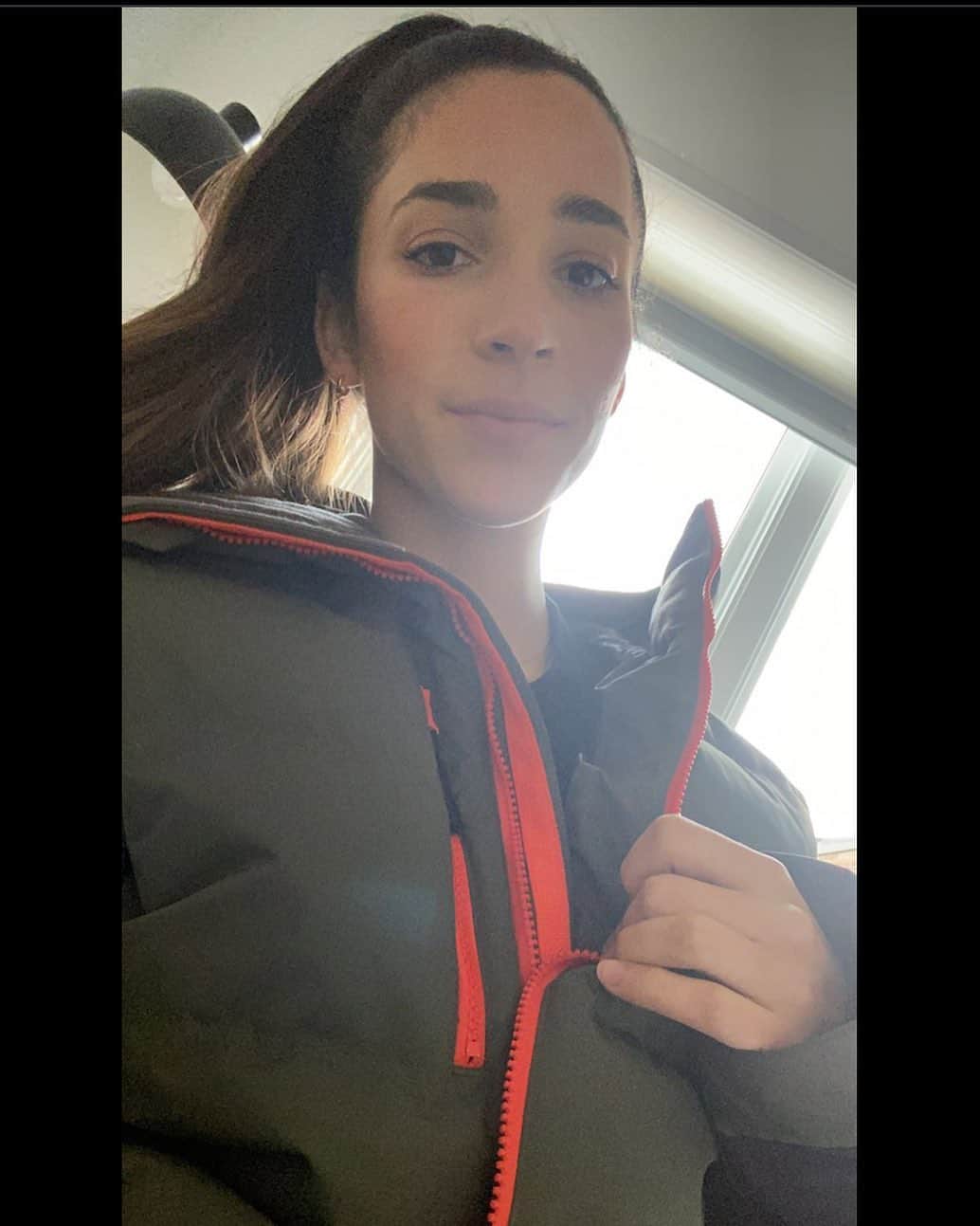 アリー・レイズマンのインスタグラム：「How’s your day going? Have you had a moment to yourself?  Also this is my dads jacket & I don’t want to give it back! 🤪」