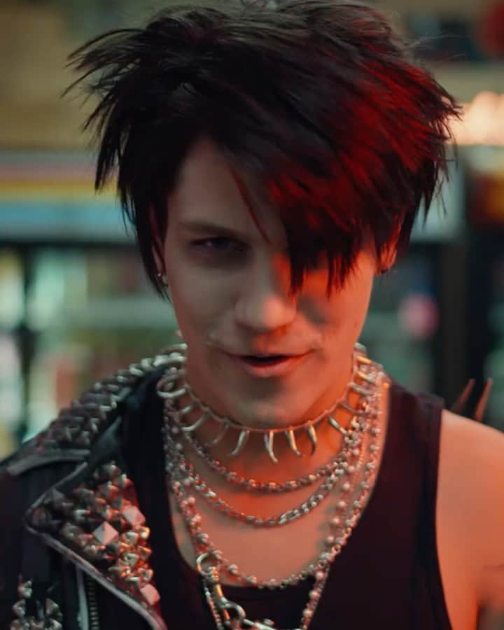 ニコラ・フォルミケッティのインスタグラム：「@lilhuddy debut single #21stcenturyvampire 🧛🏻🤘🏼   Director @josephkahn  Fashion direction @nicolaformichetti Hair @johnnystuntz」