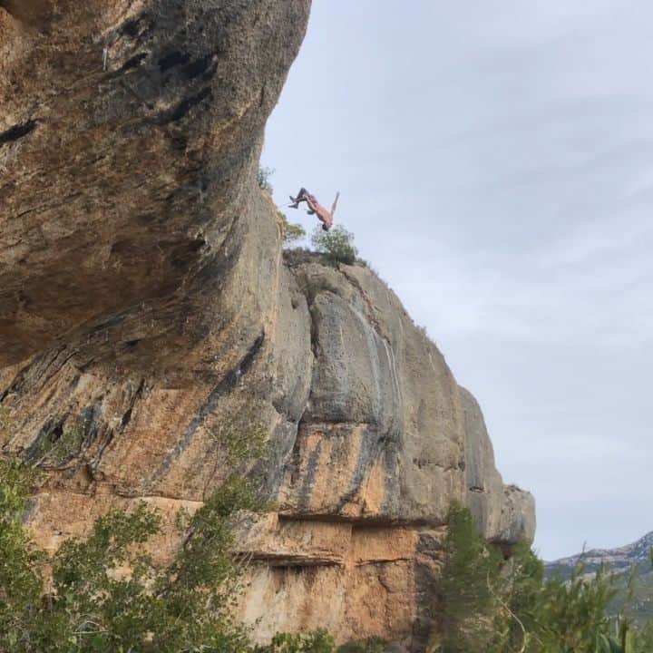 イェルネイ・クルーダーのインスタグラム：「I'm leaving this beautiful place tomorrow 😭. No hard ascents, but tons of laugh and happiness ❤. ________________________ @scarpaspa @ocun.climbing @vibram @snowmonkey」