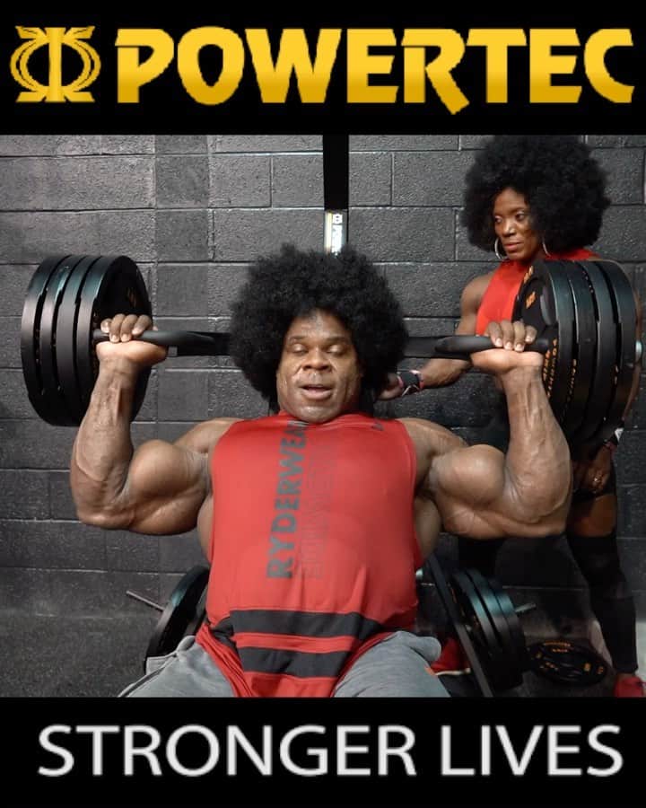 カイ・グリーンのインスタグラム：「BEST MASS BUILDER FOR CHEST DAY ‼️  Nothing builds a chest that pops quite like an incline press, focusing on the upper portion of the pectoralis major and taking some of the secondary groups out of the picture compared to your standard flat press. Feel the squeeze at the peak of every rep, control your breathing all throughout the set, and drive force through your feet planted into the ground for maximum efficiency ⚡️  Smooth as butter, as functional as it gets. The @powertecfitness WORKBENCH LEVERGYM feels like free weights but with the security of a built in spotter.   How much do you put up on incline press?!  #POWERTEC “Link in Bio”」