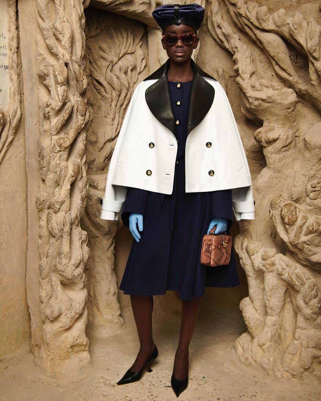 ランバンのインスタグラム：「Black and white leather jacket with midnight blue cashemere and silk coat. #LanvinSS21」