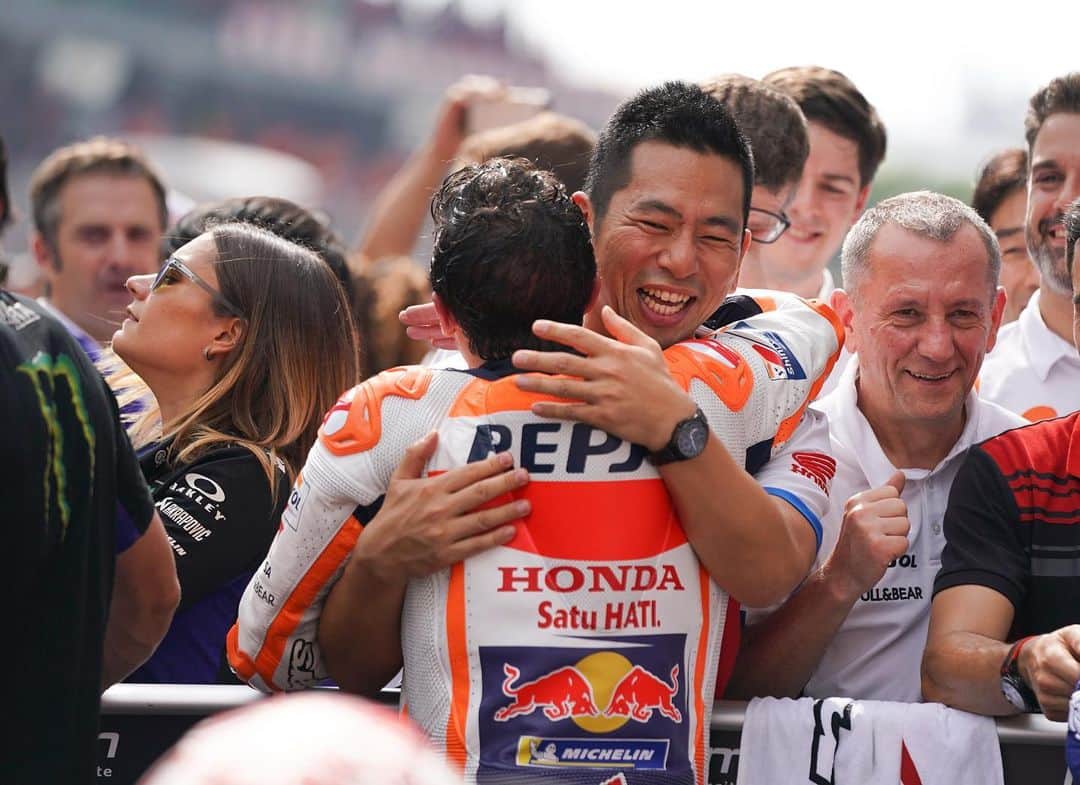 レプソル・ホンダのインスタグラム：「Ending #InternationalHuggingDay hoping we can be back doing it again soon!」