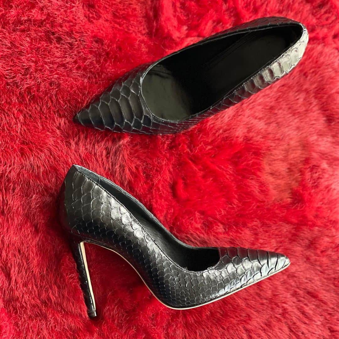 ジャンナメリアーニのインスタグラム：「The iconic Gianna Meliani pump 🖤 #giannameliani」