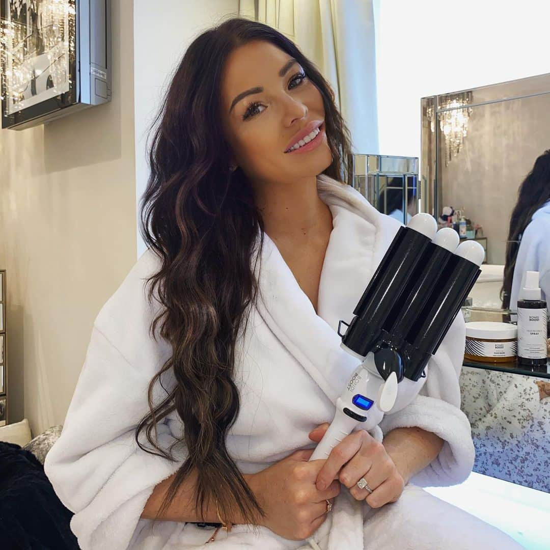 Jessica Wrightさんのインスタグラム写真 - (Jessica WrightInstagram)「Be yourself, there’s no one better 🤍 ...  Still in love & using my Wand Wand from @bondiboost throughout lockdown as its so quick, easy & looks great. Really is the best product out there to create that wavy / beachy look. #BondiBoost #BoostYourRoots #AD」1月22日 3時36分 - jesswright77