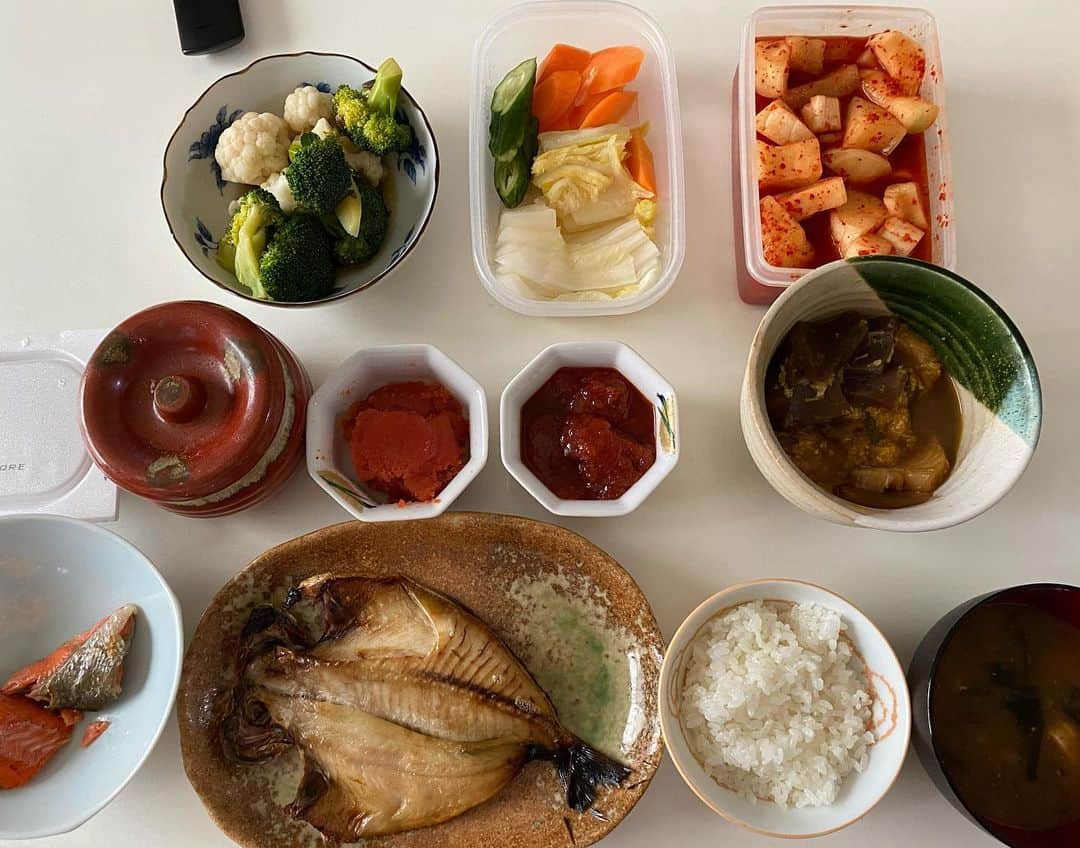 のインスタグラム：「朝ごはん☀️﻿ ﻿  おはようございます﻿ 今日もしっかり食べて1日頑張りましょう🥰💪﻿ ﻿ ﻿ 大好きな徳蔵丸さんで買った干物だよ🐟 今徳蔵丸さん送料無料だよぉ🥰﻿ ﻿ #gogo伊豆　❤️ ﻿ #干物﻿ #マグロと鯛ととろろのの漬け﻿ #自家製梅干し ﻿ #全て父作﻿ ﻿」