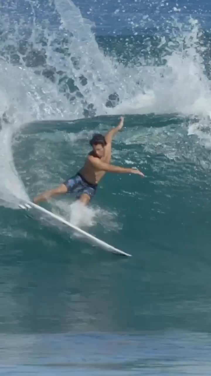 ジェレミー・フローレスのインスタグラム：「Quick morning sesh at Haleiwa. . Petite session pour bien commencer la journée à Haleiwa. . 🎥: @wadeecarroll @quiksilver」