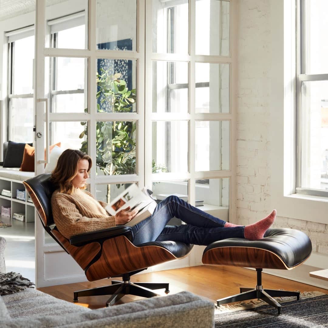 Herman Miller （ハーマンミラー）さんのインスタグラム写真 - (Herman Miller （ハーマンミラー）Instagram)「Mindful spaces aren't just for professional yogis. Elevate your living room with lounge chairs, coffee tables, and other thoughtfully-crafted pieces during our Living Room Sale. #hmathome @skyting」1月22日 3時45分 - hermanmiller