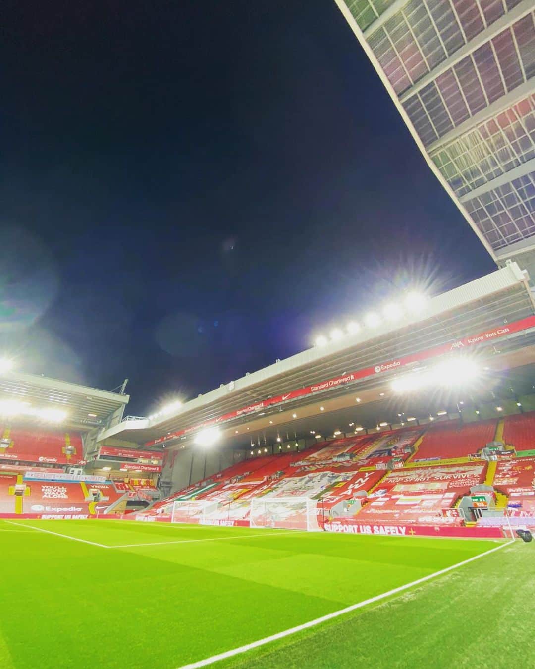 リヴァプールFCさんのインスタグラム写真 - (リヴァプールFCInstagram)「🔙 𝒖𝒏𝒅𝒆𝒓 𝒕𝒉𝒆 𝑨𝒏𝒇𝒊𝒆𝒍𝒅 𝒍𝒊𝒈𝒉𝒕𝒔 🤩💫 #LFC #LiverpoolFC #LIVBUR」1月22日 3時51分 - liverpoolfc