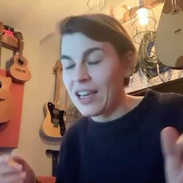 カーキ・キングのインスタグラム：「Thanks to the one and only Mike Dawes for having me on his podcast. I'm half a person mentally these days, and even less of a guitar player, but it was fun telling stories of rock and roll debauchery from long ago.   Repost from @mike_dawes • It was so cool to meet @kakigram for the first time on this week’s #mdhap 🥳   Lots of cool stories and insight into things that few fingerstyle players experience: Late night TV, multimedia theatre shows, playing a child’s hands, and touring with @foofighters as mentioned here 🤯 Check out her #passerellebridge device via the google and the new album #modernyesterdays ❤️ streaming everywhere via searching ‘Mike Dawes Has A Podcast’   @tonewoodamp #kakiking #mikedawes #guitar #music #podcast #musicindustry #fingerstyle #electricguitar #acousticguitar」