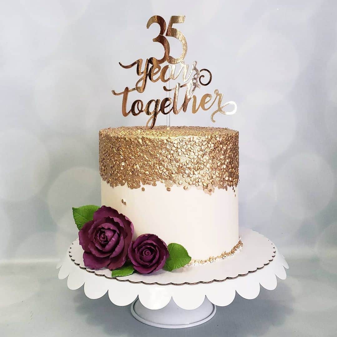 Honey Bee Cakesのインスタグラム：「Anniversary Cake Topper by @_paperprettiesbyili_」