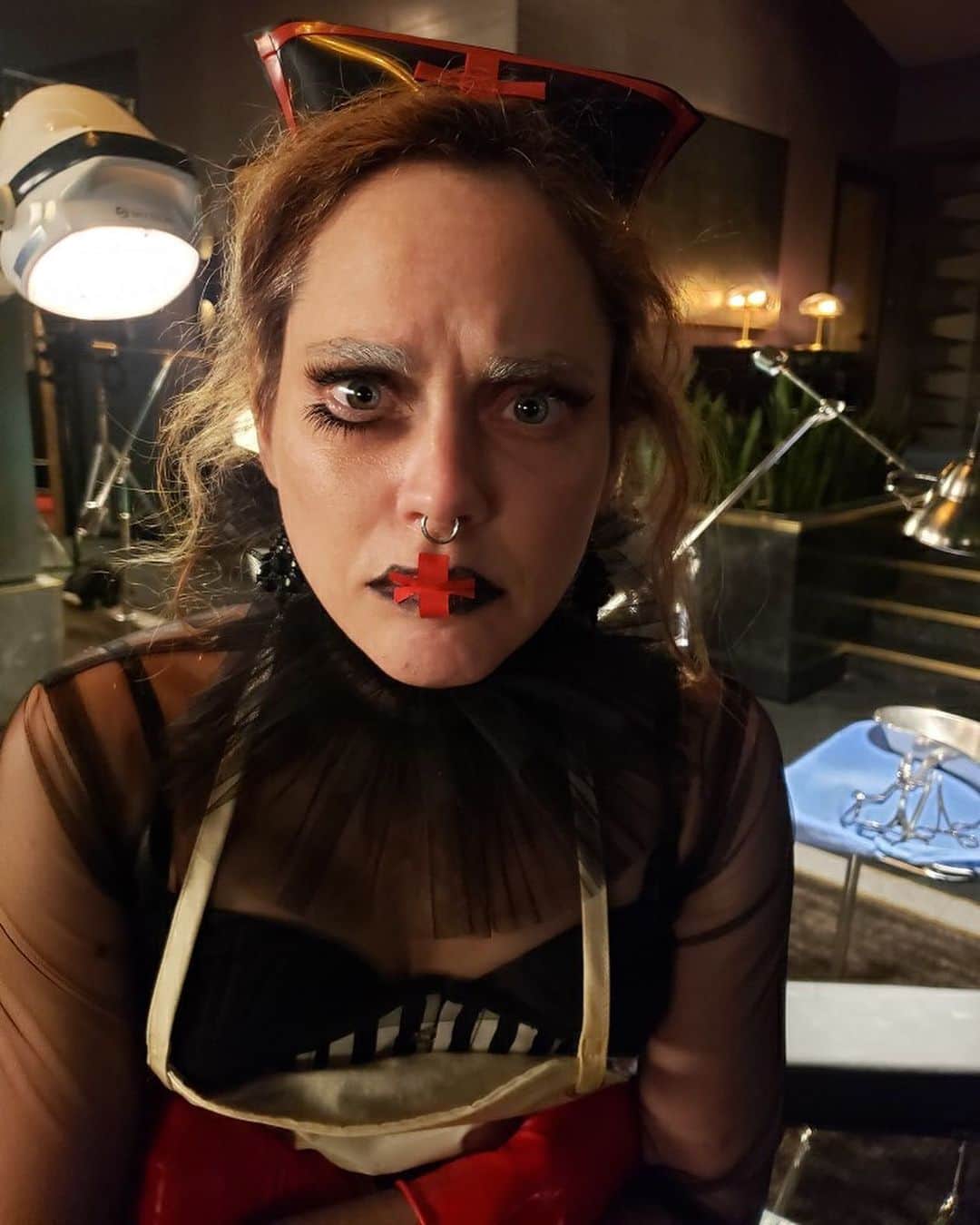 フィオナ・ドゥーリフのインスタグラム：「Stephen King’s Ratched #thestand episode 6 🖤」