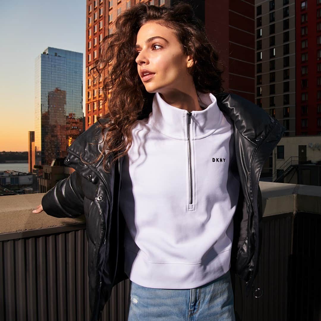 のインスタグラム：「Don’t look for people to lean on: you don’t need to be propped up. #DKNYSTATEOFMIND」