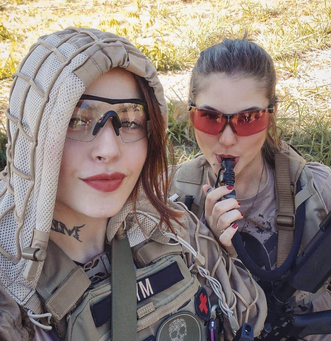 Anna Vargasのインスタグラム：「#TBT com essa pessoa linda que amei conhecer! 💜 . Parceiros: EQUIPAMENTOS TÁTICOS: @511tacticalbrasil . MUNIÇÃO: @spartanairsoftmunition . TREINAMENTOS TÁTICOS: @fhtreinamentosespeciais . MIRAS: @mundomira . PATCHES BORDADOS: @1ciadistintivosoficial . SITES: @sitevipinternet . CAMISETAS: @teamsix.brasil . #airsoft #airsoftbrasil #milsim #airsoftgirls #friends #girlsjustwannahaveguns #girlpower #viperhood #uvex」