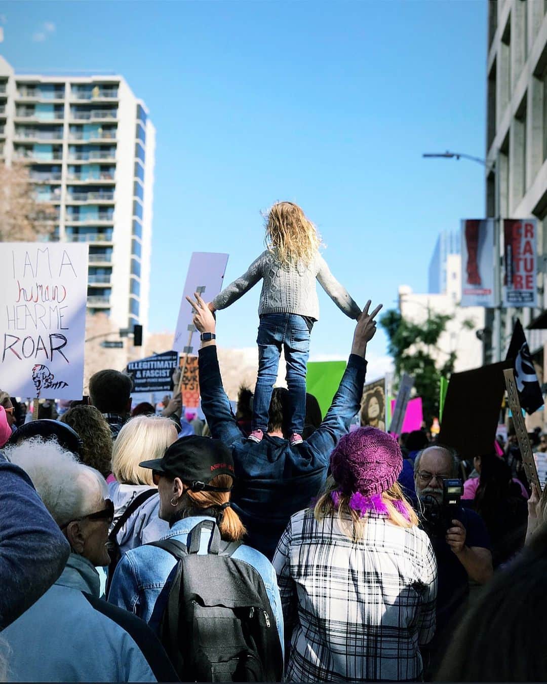 ライアン・ハンセンさんのインスタグラム写真 - (ライアン・ハンセンInstagram)「The future IS female!!! 🇺🇸   4 years ago today. January 21st 2017 •Women’s March  Los Angeles •」1月22日 4時11分 - hiryanhansen