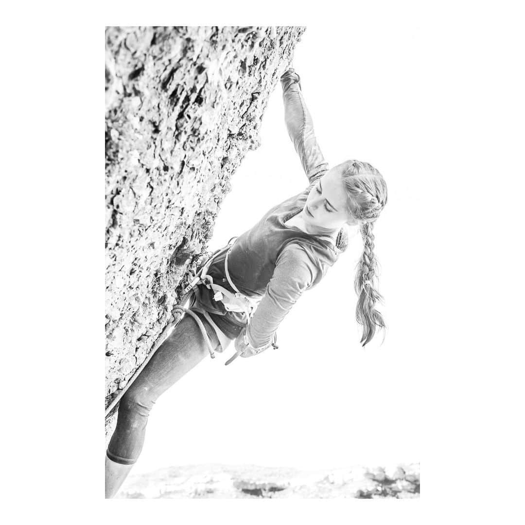 マーゴ・ヘイズのインスタグラム：「🎈 . . @thenorthface @petzl_official @lasportivana @frictionlabs  . . pic: @jan_novak_photography」