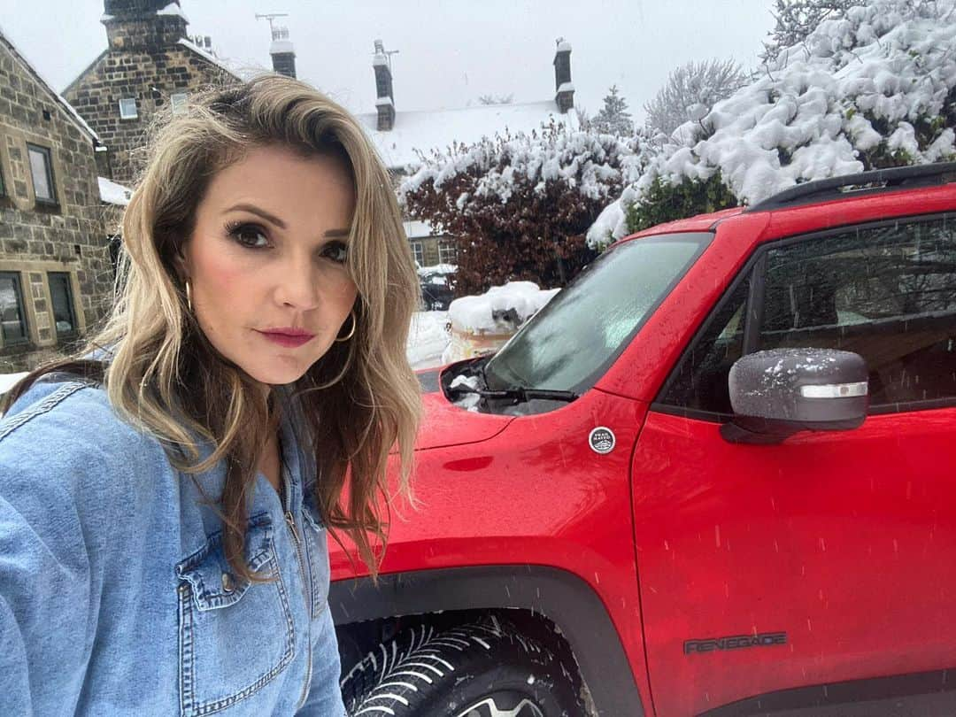 ヘレン・スケルトンさんのインスタグラム写真 - (ヘレン・スケルトンInstagram)「#AD THANKYOU for the loan @jeep_uk ... I had to make a trip in the snow with my kids recently ..... Credit where it’s due I wouldn’t have made it safely without this 4XE hybrid. I borrowed the car for a couple of weeks to try out life with an electric car (I had an electric years ago but living in rural cumbria at the time our relationship didn’t work out) This time however there are loads more charging points,  and 4WD in the frozen north has proven essential recently to keep my squad safe. Credit where it’s due .... not an ad but I have had a relationship  with @jeep_uk for a while so I will tag #ad #thanks #family #safety #roadsafety #essentialtrip #jeep #hybrid #snow #roads #driving #hybrid #electriccar #4x4 #loan」1月22日 4時22分 - helenskelton