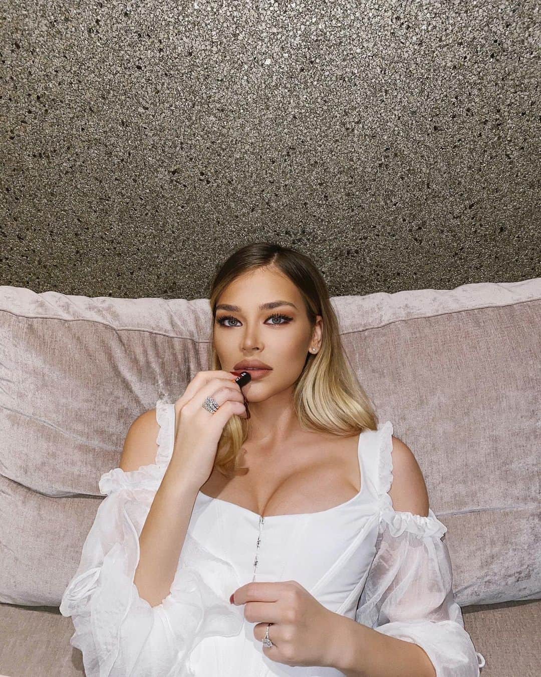 ソフィア・ミロシェヴィッチのインスタグラム：「The lipstick Im currently using is @mavenbeauty called “thrilled velvet” check it out on fashionnova site💜」