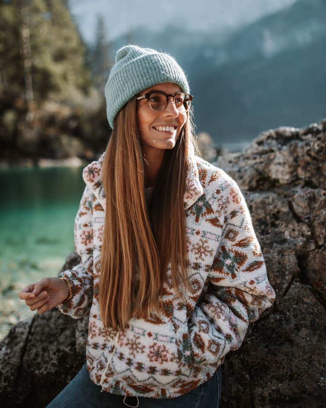 Kapten & Sonさんのインスタグラム写真 - (Kapten & SonInstagram)「'Take time to make your soul happy.' 🙃 @nat_al_ie combines our glasses Marais "Gradient Brown" to her cozy winter outfit. 💙 #bekapten #kaptenandson⁠ .⁠ .⁠ .⁠ #glasses #style #fashionable #looks #fashionlover #details #bluelightfilter #computerglasses #eyeprotection #explore #bavaria #germany」1月22日 4時30分 - kaptenandson