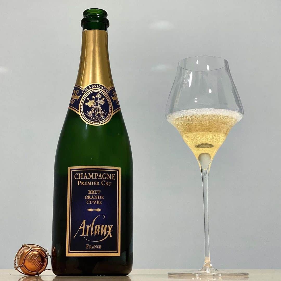 エンリケ・ソラ・クレメンテさんのインスタグラム写真 - (エンリケ・ソラ・クレメンテInstagram)「Brut Grande Cuvée Premier Cru, Champagne Arlaux.  De burbuja fina, elegante y delicada...esta cuvée es el ensamblaje de 60% Meunier, 30% Pinot Noir y 10% Chardonnay y ha permanecido durante 3 años sobre sus lías antes de su reciente degüelle, el 30 de Junio de 2020. Ubicado en el corazón de la Montagne de Reims y clasificado como Premier Cru en el municipio de Vrigny, el viñedo de Arlaux es aún más excepcional ya que ahora es uno de los pocos viñedos franceses que mantienen vides de Meunier que sobrevivieron a la filoxera del siglo XIX.  Ya en 1320, el nombre Arlaux apareció en el margen de un documento que mencionaba una transacción de la Abadía de Saint-Remi en relación con el "vinage" (elaboración del vino) y el pago del diezmo. En 1792, la Abadía Real de Saint-Remi fue confiscada y vendida como propiedad nacional. Después Nicolas Arlaux adquirió los viñedos y las tierras. Sin embargo, no fue hasta 1826, un año después de la coronación de Carlos X, último Rey de Francia, que Jean Arlaux decidió elaborar sus primeras botellas de champagne. La reputación de Arlaux se disparó cuando Robert Parker degustó a ciegas 50 de los mejores champagnes NV del mercado. Sus 3 primeros en orden fueron Arlaux, Bollinger y Taittinger. Durante más de 15 generaciones, la familia Arlaux ha mantenido con pasión la tierra que, en la década de 1950, el poeta Boris Vian llamó "el centro del mundo" (Le nombril du Monde).(@arlauxchampagneofficial ). Degustado en Josephinenhütte Josephine Nº 4. (@josephinenhuette ). Salud gente! Y que sigáis disfrutando del vino! • • • • • #vino #vin #vinho #вино #ワイン #紅酒 #wein #champagne #winelover #wineinfluencer #winetime #winecellar #wineporn #instawine #winetasting #sommelier #champagnelover #somm #arlaux #arlauxchampagne #arlauxbrutgrandecuvee #champagnearlaux #josephinenhütte #josephinenhutte #sparklingwine」1月22日 4時25分 - kike_sola