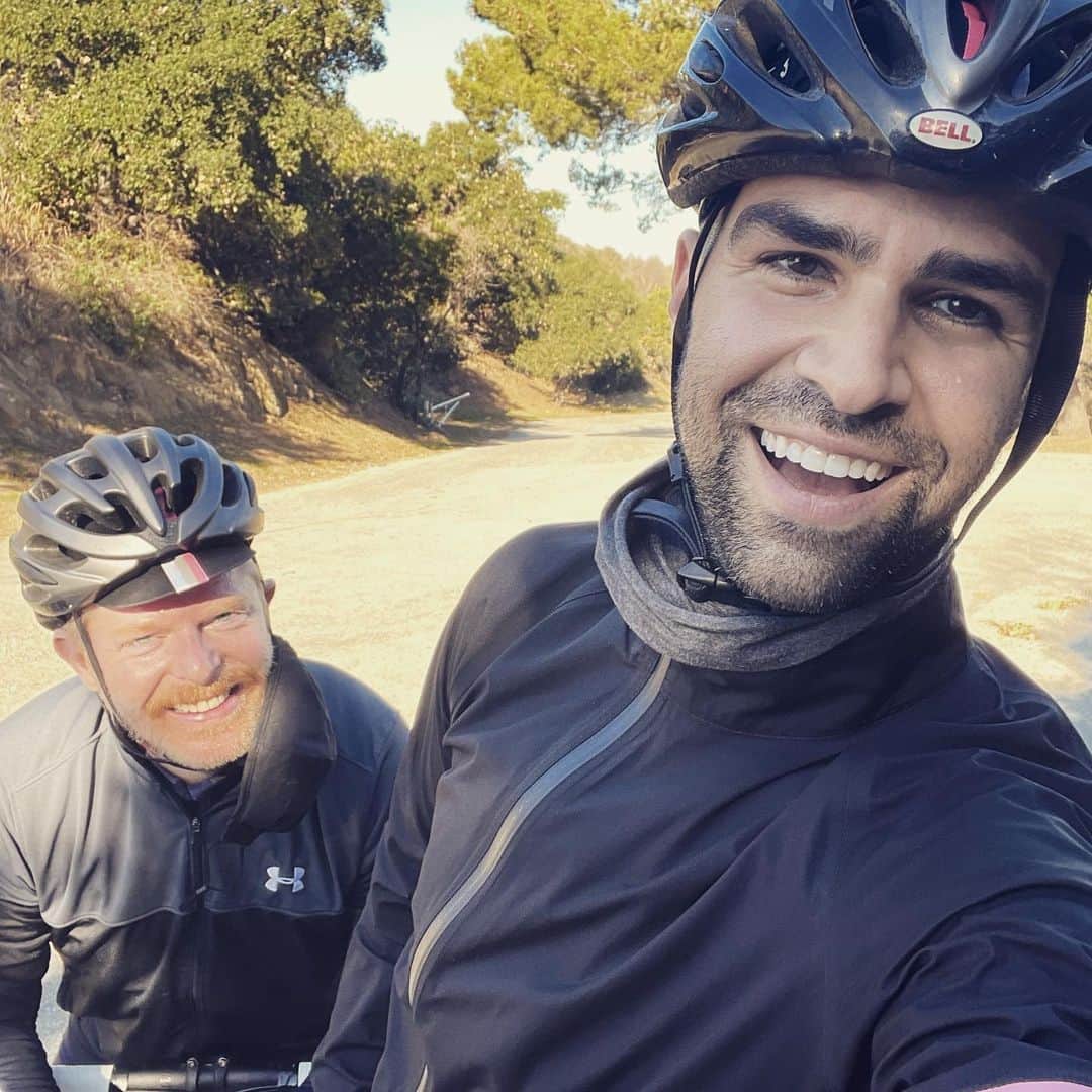 ジェシー・タイラー・ファーガソンのインスタグラム：「He made me go on an early morning bike ride so I made him take a picture of us. Also, I REALLY look like my dad here! ❤️」