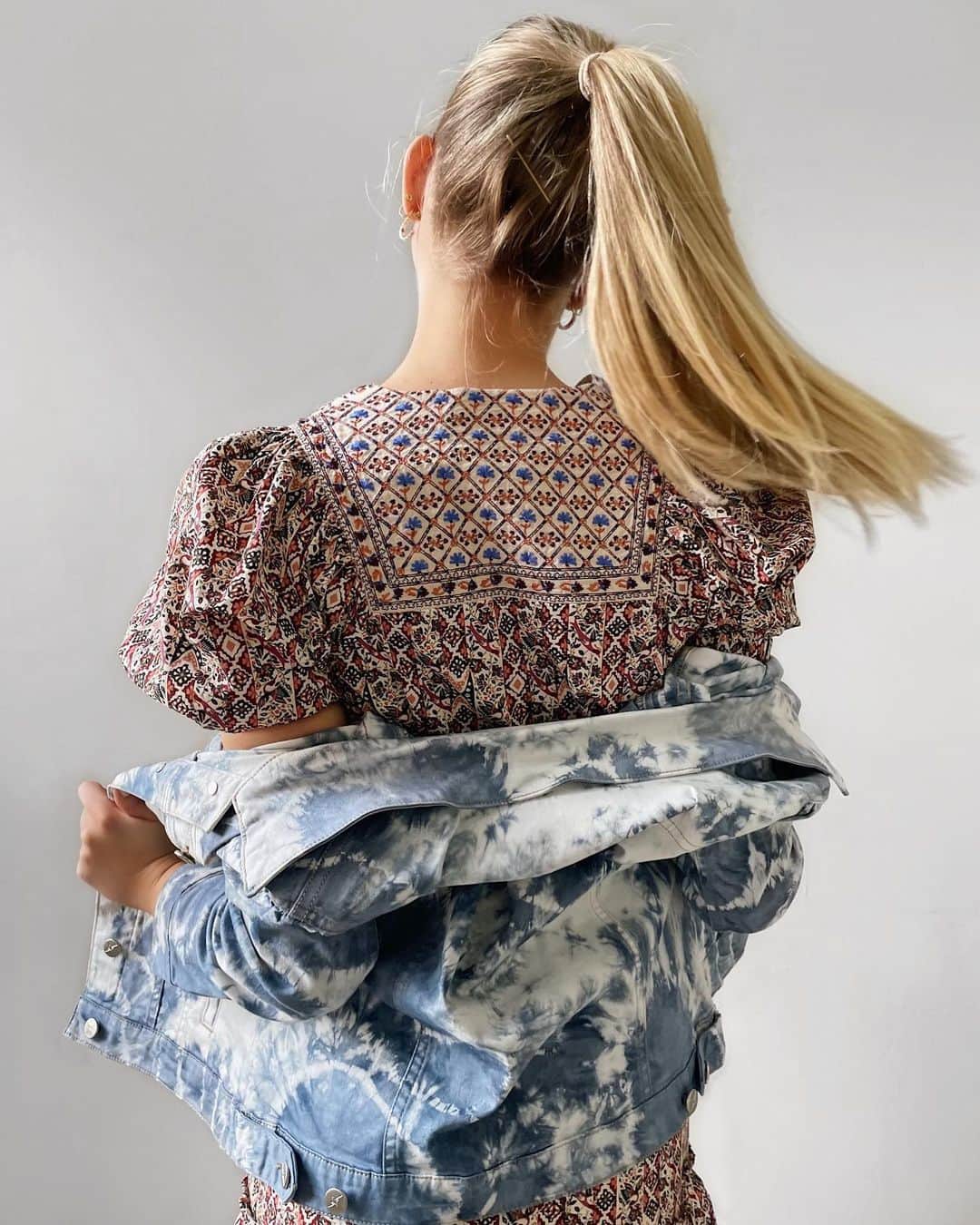 ニコールミラーのインスタグラム：「Love this unexpected combo of blue and rust in our Partridge Stripe Embroidered Mini Dress and Tie Dye Denim Jacket! #NMStyle #NMResort2020」