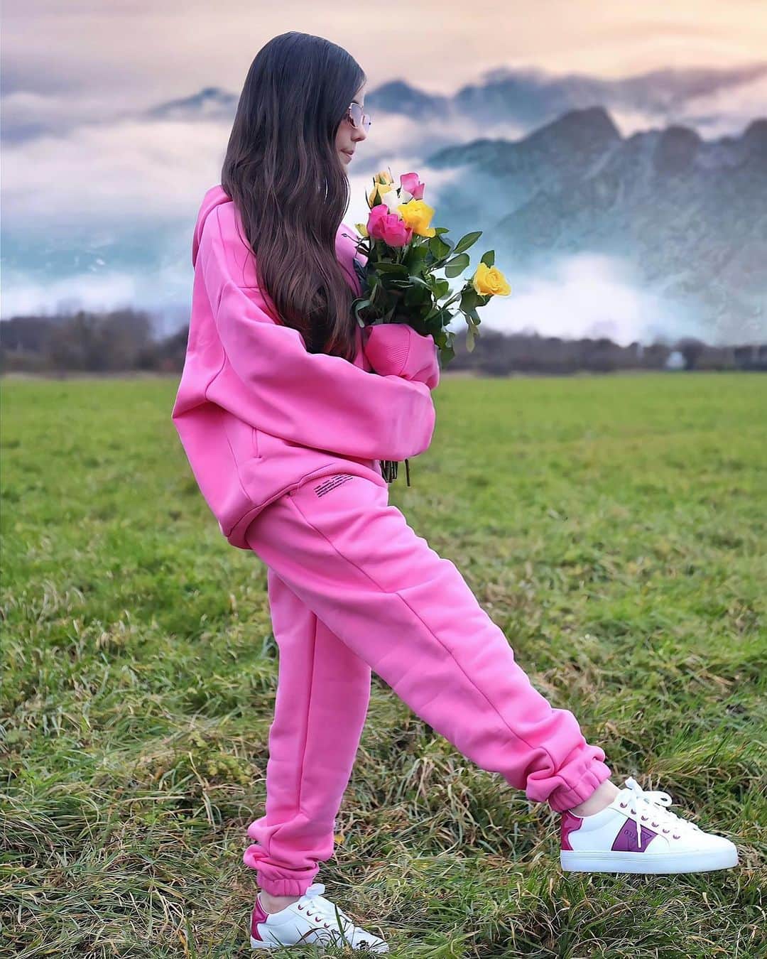 Laertaのインスタグラム：「Feeling pretty in pink 💗 thanks to @thepangaia 💐」