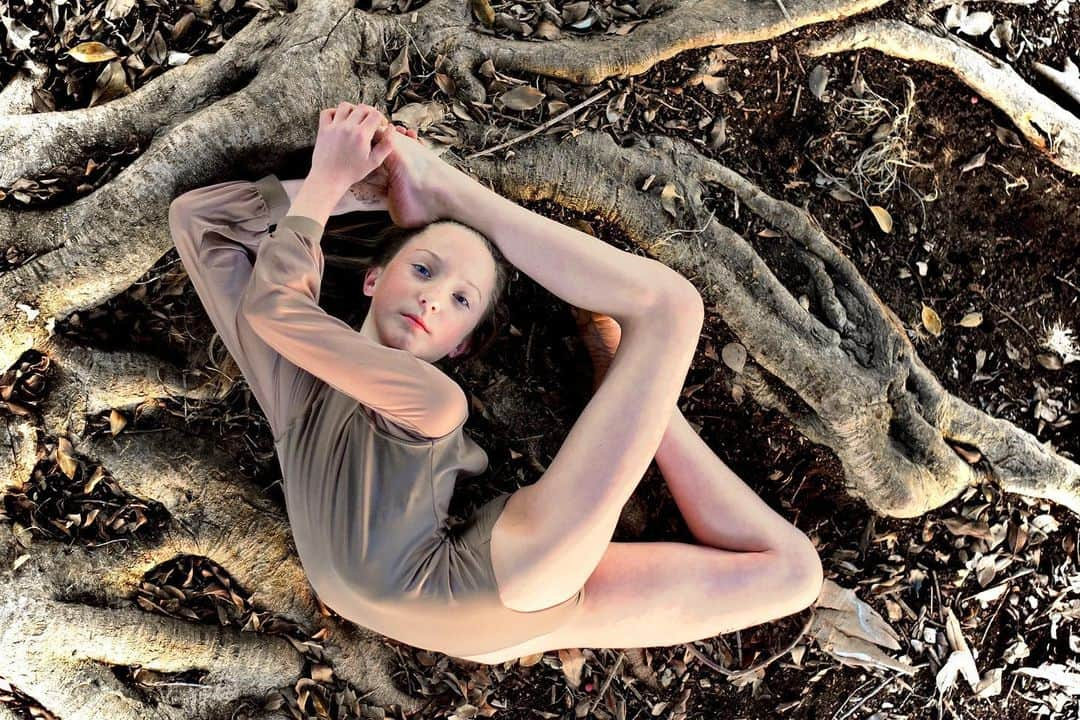 サニー・ペラントのインスタグラム：「Roots remind us where we’re from And are our foundation for growth 🌳 . . DW Balera @dancewearsolutions  PC mom  #photographyadventures #whoiswhere #exploring #dancephotography  #flexible #strong #dancer」