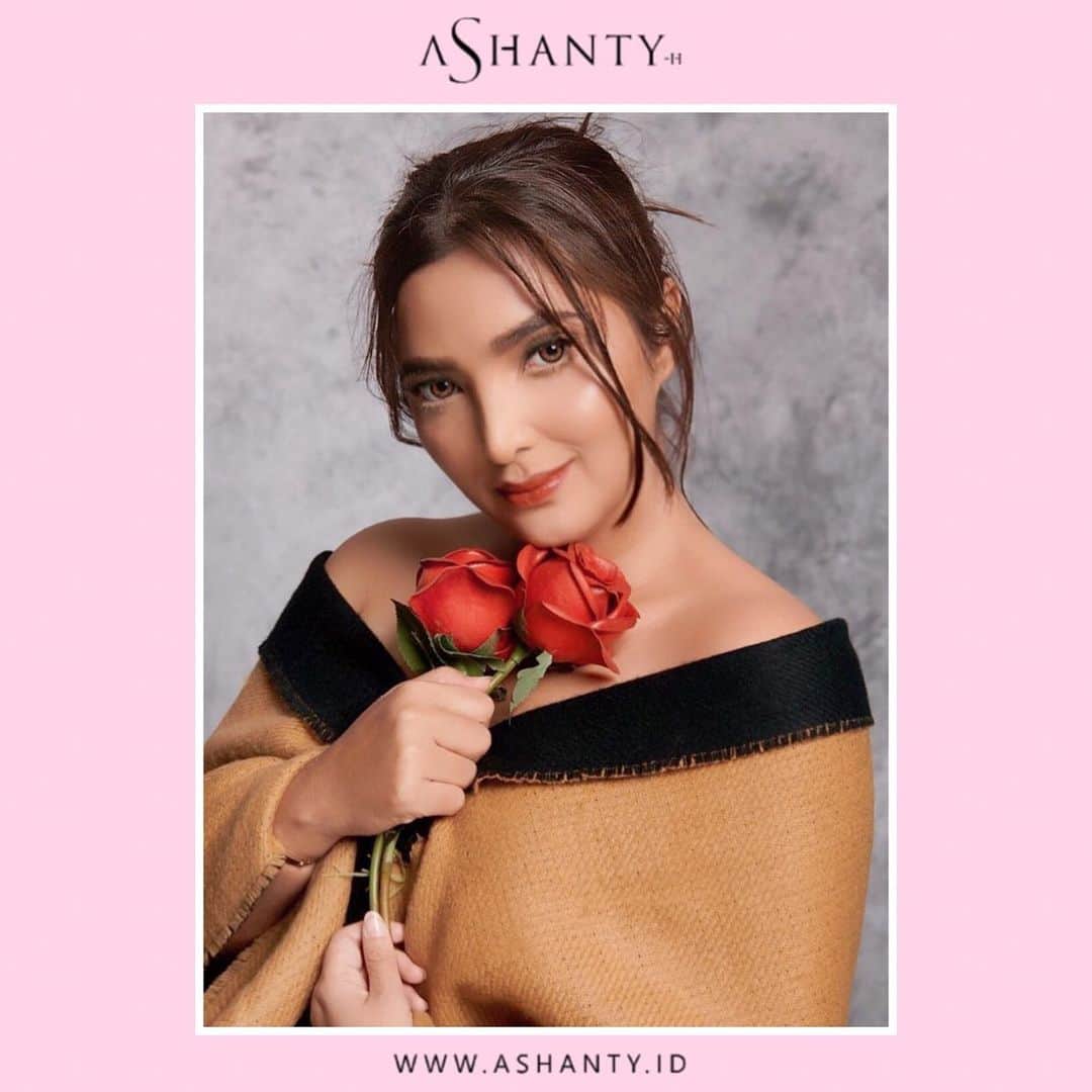 ASHANTY BEAUTY CREAM OFFICIALのインスタグラム：「Memiliki kulit wajah yang sehat dan cerah adalah dambaan setiap wanita. Kunci untuk mendapatkan wajah sehat dan cerah adalah rutin dan konsisten dalam menggunakan skincare. Pastikan kamu menggunakan skincare yang sudah terbukti aman dan bermanfaat untuk merawat dan menutrisi kulit wajahmu. Untuk masalah kulit wajah kering dan kusam kamu bisa gunakan rangakain Skincare Whitening Series by Ashanty 🌸」