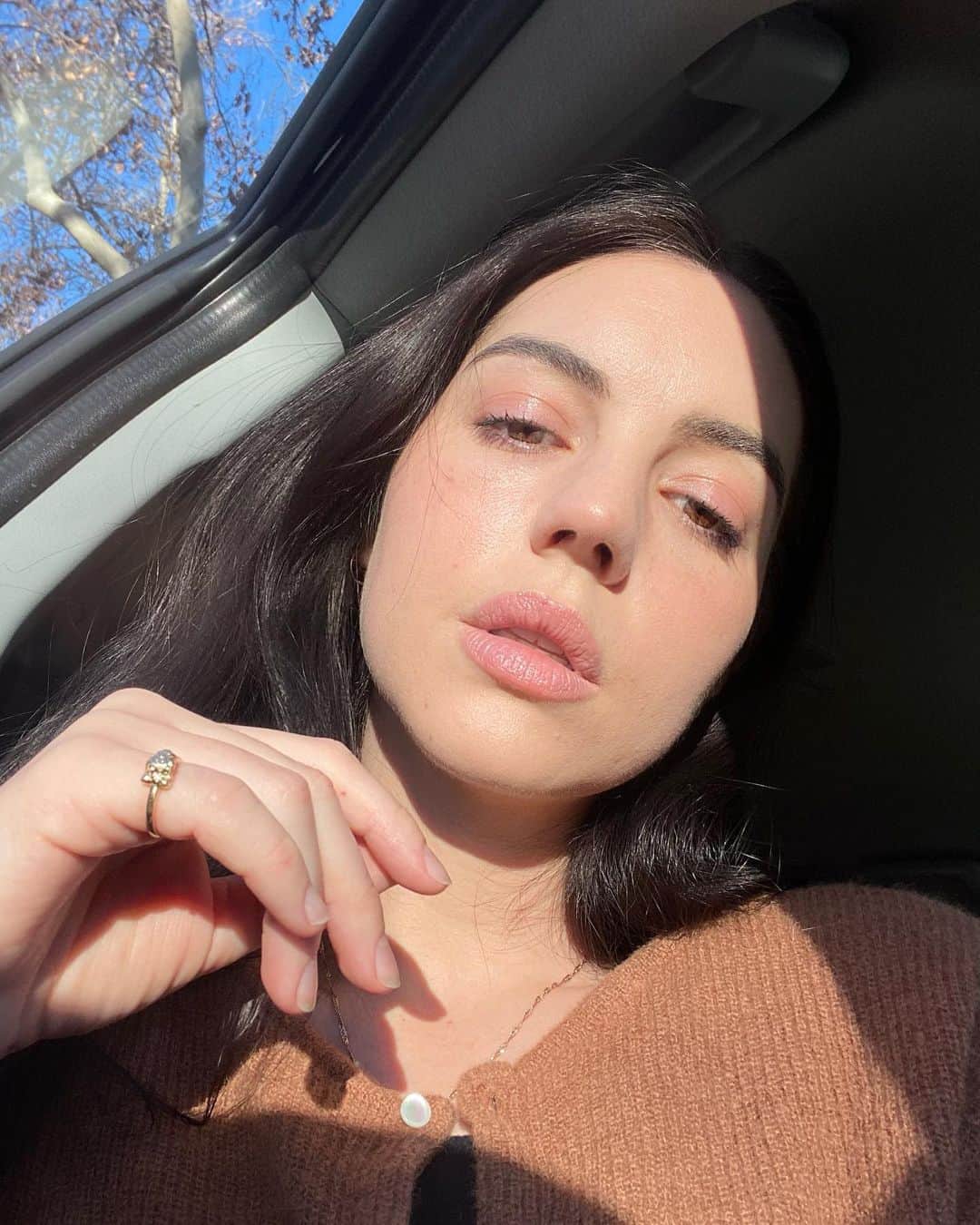 アデレード・ケインのインスタグラム：「All selfies will now be taken at 4pm」