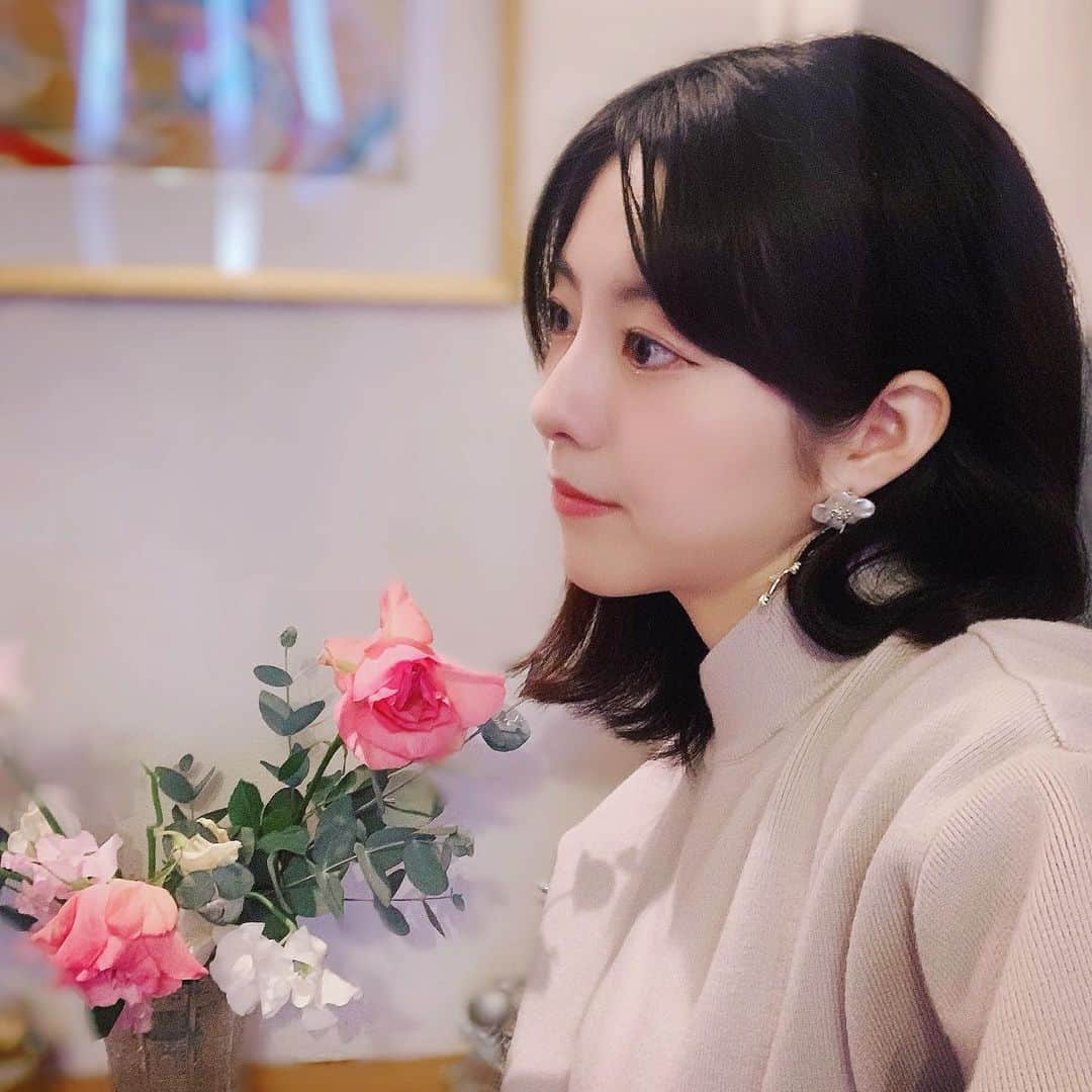 池田愛さんのインスタグラム写真 - (池田愛Instagram)「薔薇の似合う女性になりたい🌹✨✨  昨日のお洋服の全身バージョン☺️ もっと明るい所で撮ればよかった…泣 (画質悪くてごめんなさい🙇🏻‍♀️) 玄関で撮ったんですけど、本当はお出かけして写真撮りたい🥺 (自分で全身撮るの難しいから誰かに撮ってもらいたい！切実に)  横顔が父親に似てるらしいんですけど、皆んなはお母さん似？お父さん似？🤔🤔  #薔薇 #お花のある暮らし #玄関ホール #メイク #メイク好き #ピンク好き #黒髪ミディアム #タイトスカート #大人コーデ #大人女子 #綺麗めコーデ #綺麗なお姉さん #おうち時間 #お家時間を楽しむ #自撮り」1月22日 9時58分 - ai_ik3