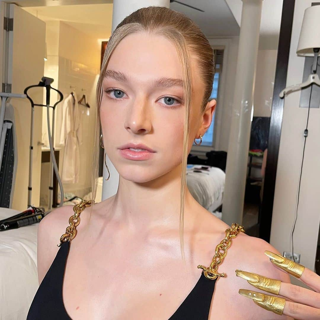 Lacy Redwayのインスタグラム：「✨✨ Hunter Schafer ✨✨   Last night for @fallontonight.  SEE PREVIOUS POST FOR A CLOSER LOOK AT THE HAIR DETAIL.  Styled by @luxurylaw   Makeup @carolinadali   Hair by your girl 🙋🏾‍♀️   #HairByLacyRedway #hunterschafer  #euphoria」