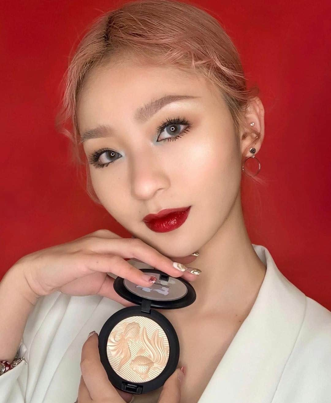 M·A·C Cosmetics Hong Kongさんのインスタグラム写真 - (M·A·C Cosmetics Hong KongInstagram)「2步自帶光澤透亮玻璃妝! 想揮別暗啞肌膚，輕易擁有通透水潤「玻璃妝」？只需以下兩件化妝神器，你都可以於新一年繼續煥發光芒！ ✨ 普普風新春限量版超立體光影粉餅 - 於兩頰最高點一掃立即飽滿膨亮，上鏡完全自然零死角！ ✨ 普普風新春限量版極光唇漆 - 晶瑩剔透 x 水嫩不黏膩，上嘴後12小時keep住完美顯色！ 立即來門市或官網將呢對孖寶打包準備過年啦！  Product featured -  Moon Masterpiece Extra Dimension Skinfinish 普普風新春限量版超立體光影粉餅 - HK$320 Moon Masterpiece Versicolour Varnish 普普風新春限量版極光唇漆 - HK$200 #普普藝術風新年系列 #MACMoonMasterpiece #MACLunarNewYear #MACHongKong  Regram from @natyy_mua  Get your Classy Glass Skin in 2 Simple Steps Want to start the Lunar New Year off with glowing skin? Meet the duo from our latest Moon Masterpiece Collection: ✨Makeup lovers must-have Extra Dimension Skinfinish that can bring you a natural glow with just one swipe on your cheekbones ✨ Try on Versicolour Varnish that can give you some high-shine glossy lips that last all day! Stun everyone with your new look this new year!」1月22日 10時00分 - maccosmeticshk