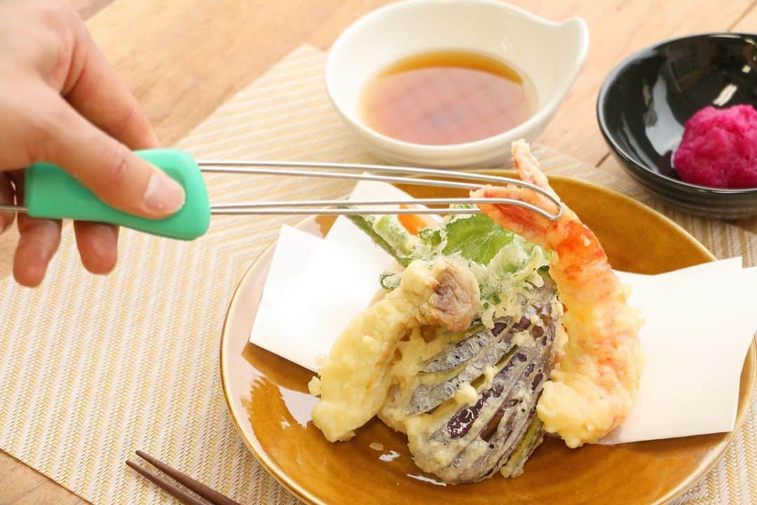 ののじ公式アカウントのインスタグラム：「こんにちは！  本日は『パクハグ器用なトング箸』のご紹介です😁  ・混ぜる ・掴む ・揚げる ・盛り付ける  の工程をこれ一つでラクラクやれちゃいます😀  ワイヤー構造ならではの頑丈さ、特に汚れにくさがウリです！🌟  野外の調理でも使え、直火OK、自立OK、フックがあればかけられるので使い勝手も良いです♥  ちょっとした料理を作るのにこのトング箸は向いております😄  ⭐️逆に苦手な物は重量が大きいものです。掴む力が足りずずり落ちてしまいます。  洗い物を少なくしたい、軽いものをつまみたい、頑丈なものが欲しいあなたにお勧めです❤️  #ののじ #トング #箸トング #箸 #アウトドア #汚れにくい #ワイヤー #ステンレスワイヤー #天麩羅 #揚げ物 #キッチンツール #調理器具 #便利グッズ」