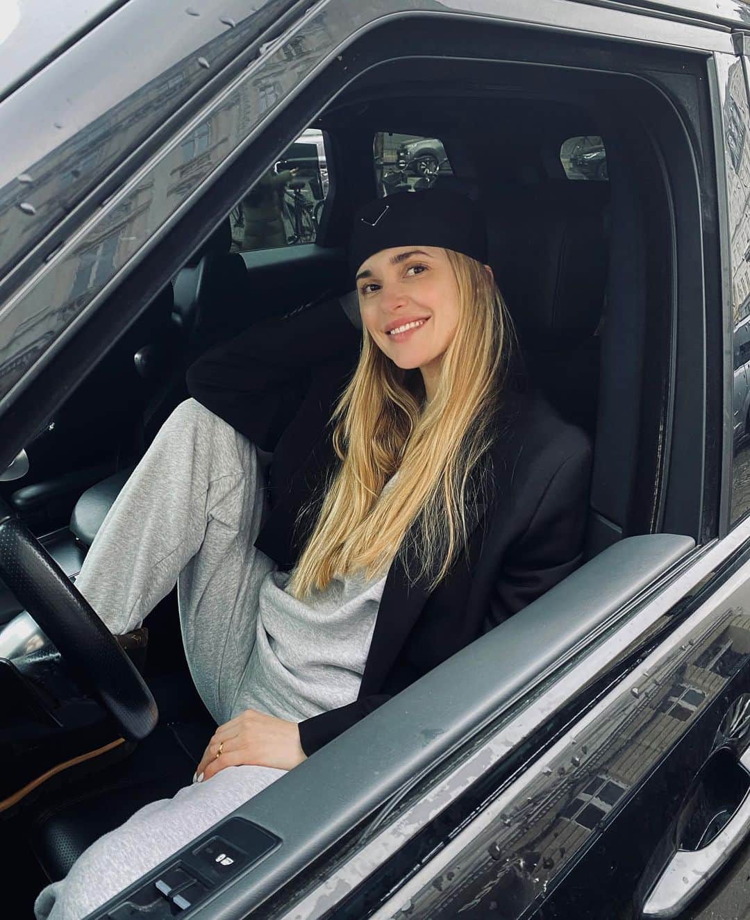 ペニーレ・タイスベックのインスタグラム：「The only quiet place to have zoom meetings these days without having kids in the background 😂」