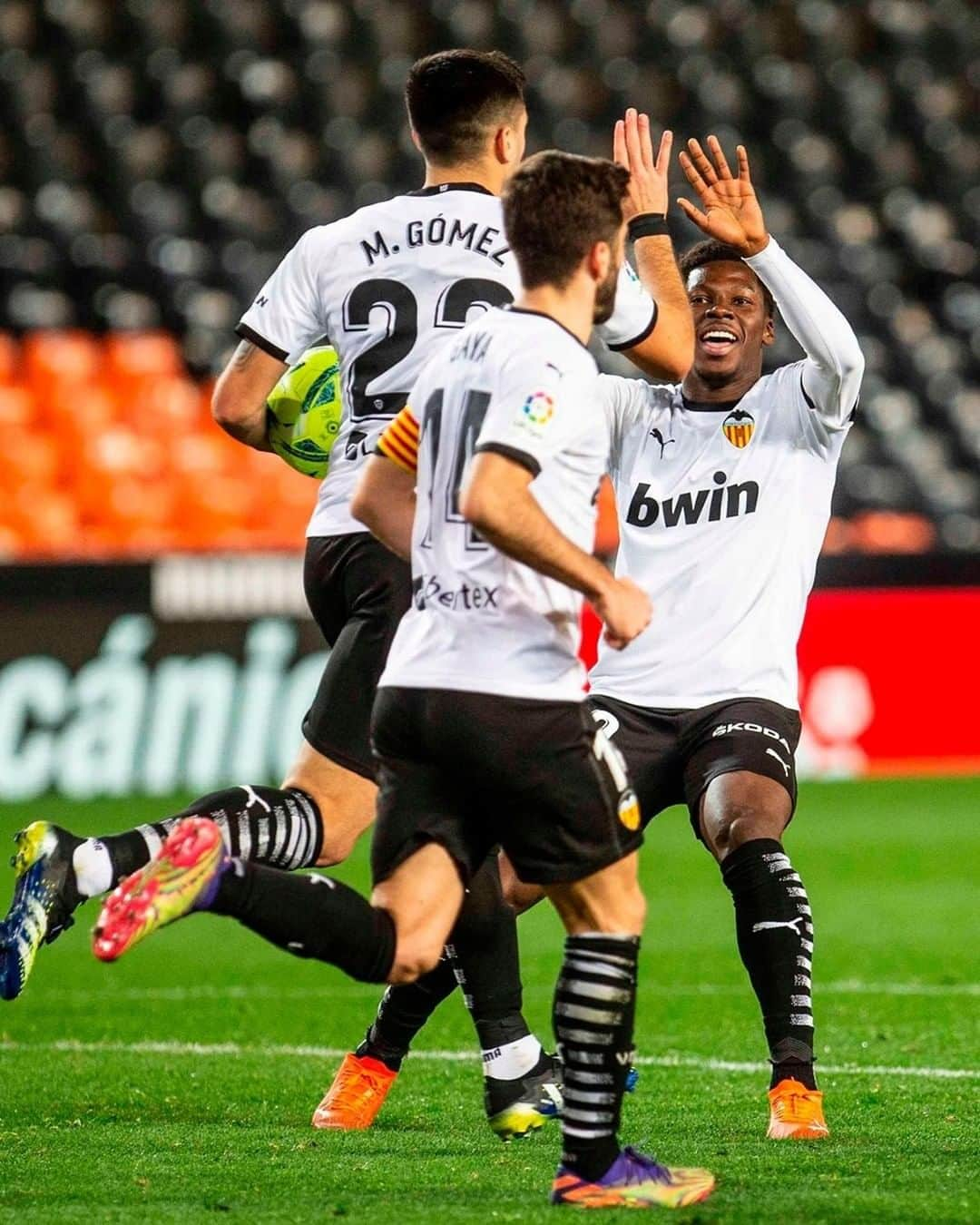 バレンシアCFさんのインスタグラム写真 - (バレンシアCFInstagram)「💥 GOAL!  No fue nuestro gol más bonito, pero vale para empatar. Hay que seguir 🦇  #AMUNTValencia #VCF #MatchdayVCF #LaLiga #ValenciaOsasuna #goals」1月22日 4時37分 - valenciacf