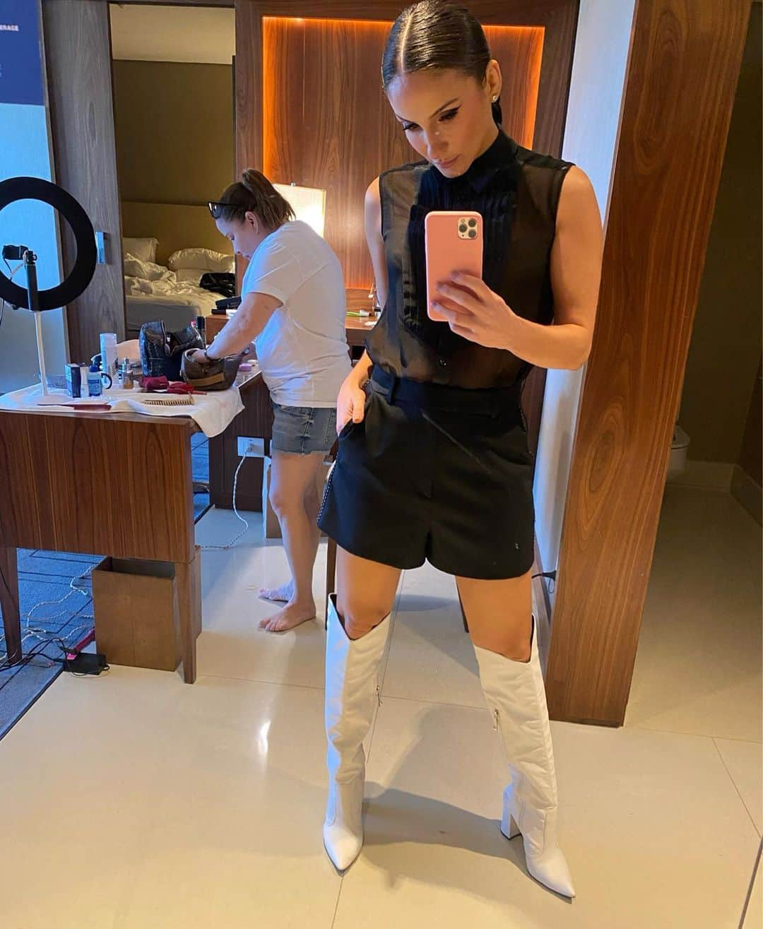 Claudia Leitteのインスタグラム：「Pensei em dar uma borrada em @zizisantana, no fundão, mas, deu ruim... e, na hora, a bichinha arrumando tudo, como é que pede pra chegar mais pra lá só por um momento narcisista? Tá real, tá sem filtro, ela vai me matar, porém, antes vai me bater e falar muuuuuuuito. Paciência! Eu só fiz 1 foto do look do dia, a caminho da gravação... oremos!」