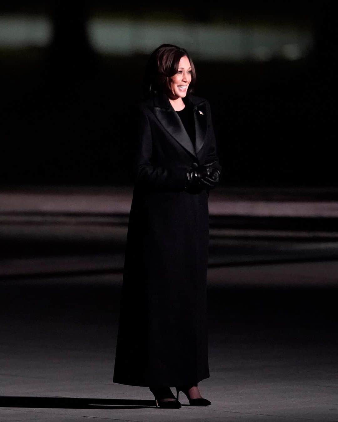 Harper's BAZAARさんのインスタグラム写真 - (Harper's BAZAARInstagram)「“We want to be uplifted right now,” @SergioHudson tells BAZAAR exclusively of the custom look he made for Vice President #KamalaHarris’s appearance last night. “So I said, what if we make her something sparkly?” And that’s exactly what the 36-year-old Black American designer created. Six hours after President Joe Biden was sworn into office, Harris emerged for her first official address to the nation in a liquid sequin cocktail dress with a floor-length silk tuxedo overcoat, both in inky black—and @IreneNeuwirth earrings. At the link in our bio, read @farankrentcil’s full conversation with designer about how the sleek ensemble came to be.」1月22日 4時48分 - harpersbazaarus