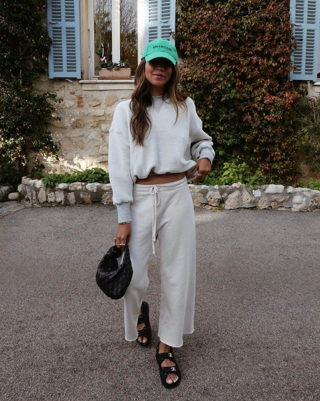 ジュリー・サリニャーナのインスタグラム：「Replaced half of my closet with sweats, biker shorts & caps... I’m not mad at it tho! 🙈 @shopbop」