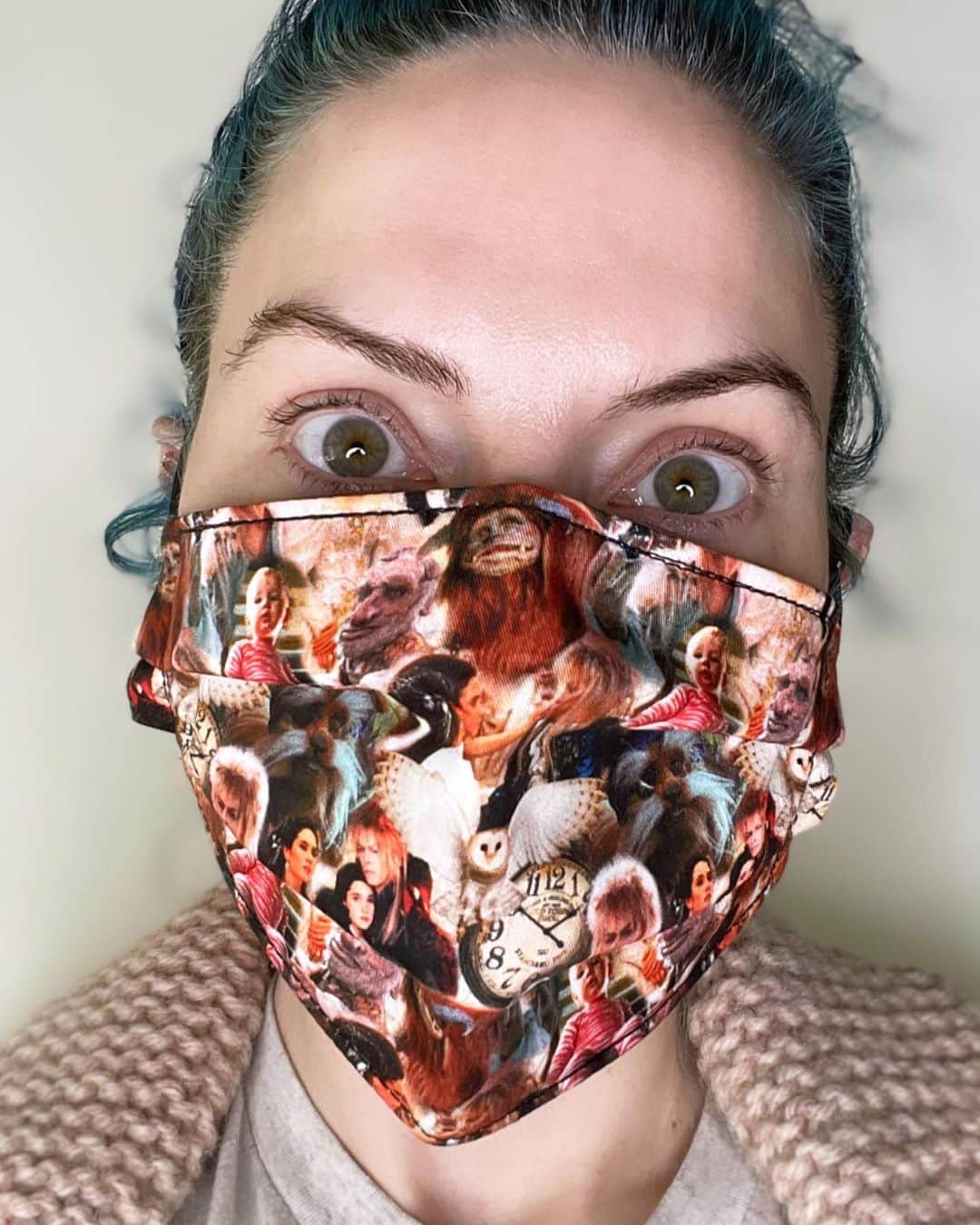 ウィットニー・カミングスのインスタグラム：「This just in: I won masks! 🔮」