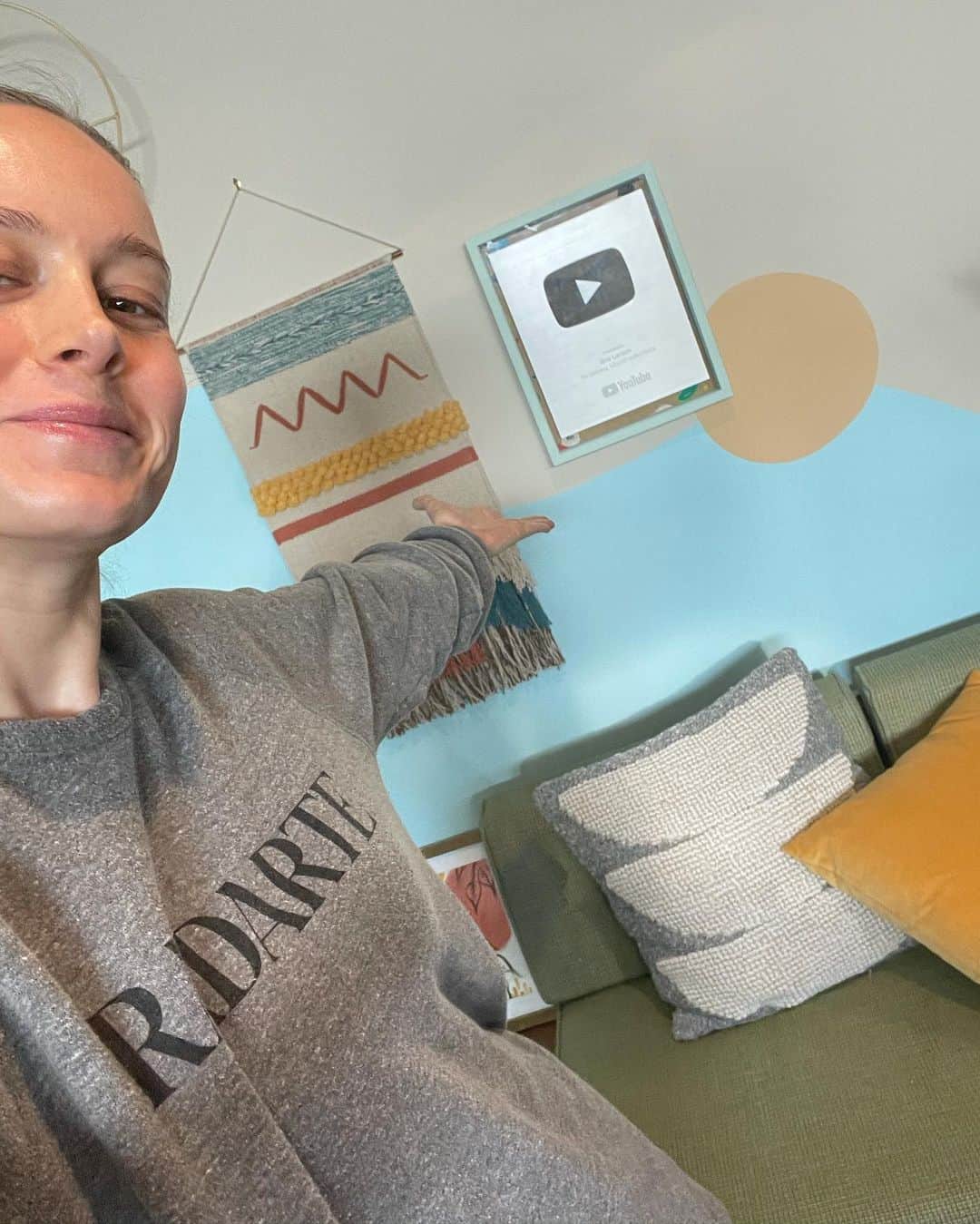 ブリー・ラーソンのインスタグラム：「To those who’ve subscribed to my little corner of YouTube, thank you! Celebrating with a little DIY 🥰」