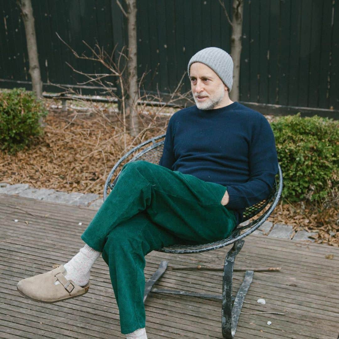 スティーブンアランのインスタグラム：「The Danver pant just feels really good when you wear them, they’re not constricting and they’re meant to be casual. Having lots of pants and altering them, tailoring them, and cropping them over the years made a block for what these pants are. A perfect crop and drop. The shape works really well if you’re 5’8” or 6’2”. - Steven at home in the Danver Pants」