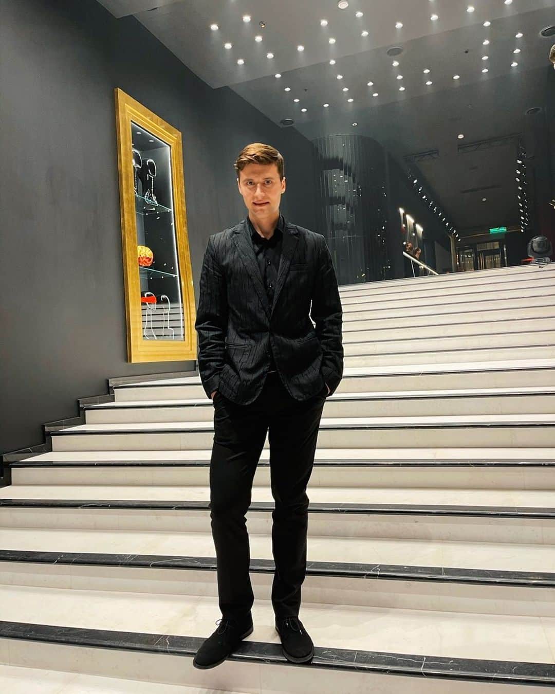 アレクサンドル・エンベルトのインスタグラム：「Наконец-то я в театре!🎭  Примерно год я не был в театре! Пандемия, карантин, самоизоляция, какой тут театр! И сегодня это свершилось! 😊  А особенно приятно, что в лучшей компании!🤗 Дэн Грин, @alesya.di , @skomolov , @nataliazabiiako !💛  #театр #центр #центрмосквы #crave #cravemoscow #фигурноекатание #cravetheatermoscow」