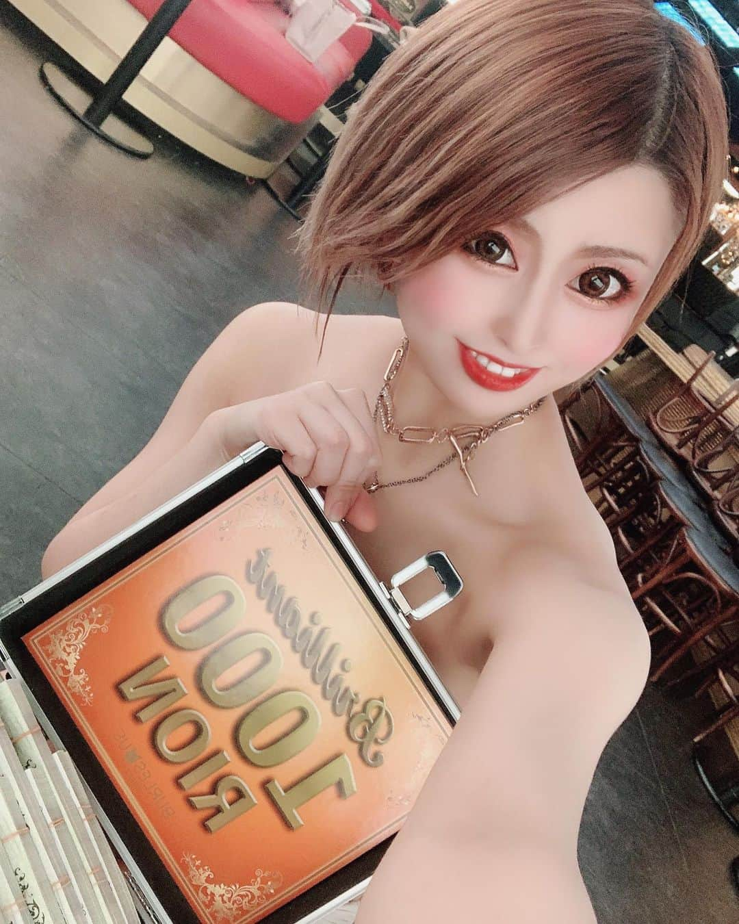 うららさんのインスタグラム写真 - (うららInstagram)「いつもありがとうございます🥺❤ 苦しい時期ですが、頑張れるのはいつも応援してくれる人がいるからです😭✨ 見てくれてる人に少しでも元気届けれたらいいなぁ…🥰  今日は18:20~20:00まで営業💋 21:00頃~また配信やろうと思うので、よろしくお願いします🙇‍♀️🙏  . . . #バーレスク大阪 #バーレス東京 #burlesque #北新地 #showpub #うらら #dancer #singer #キャバ嬢 #ホスト #モデル #cute #ポールダンス #アイドル #ギャル  #パリピ #gogodancer #脚フェチ #ビキニギャル #エロ可愛い #可愛い #小悪魔 #インスタ映え #ふぉろーみー #いいね #エンタメ #ショートヘア #インスタライブ #コロナに負けるな」1月22日 4時53分 - urara_burlesque