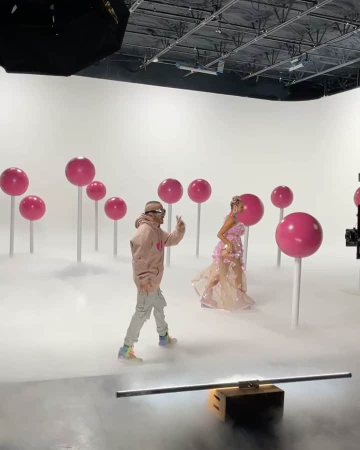 ヤンデルのインスタグラム：「🥵🍬BUBBLEGUM 🍬🥵」