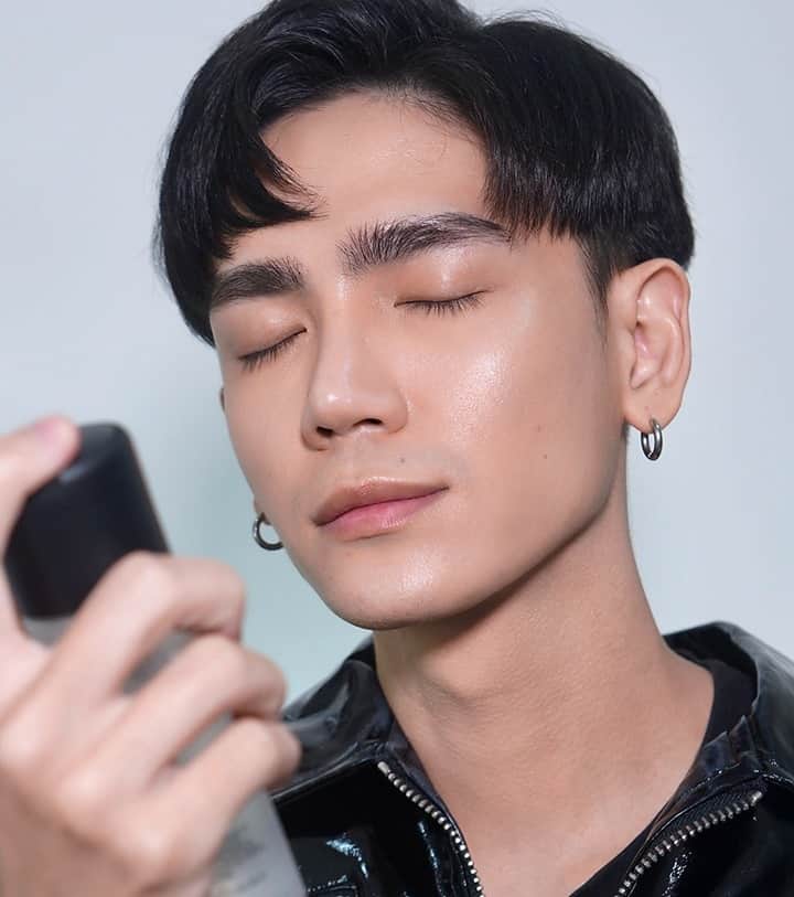 のインスタグラム：「TFW the Fix+ hits 💦. @barretthirai hydrates, sets, refreshes and melds makeup into skin in a spritz with our world-famous 4-in-1 mega-multitasker. #MACFixPlus」